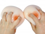 Nově v sexshopu, silikonová antistresová prsa.
