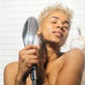 Sprchová hlavice/stimulátor klitorisu Wave (Womanizer)