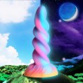 Světélkující dildo s přísavkou Moon Rider (XR Brands)