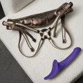 Vibrační strapon s jazýčkem - velikost M (Strap-On-Me)